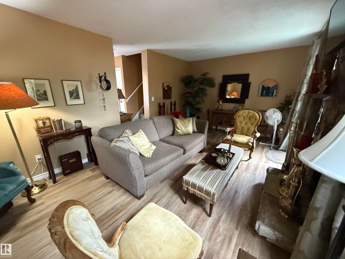 18525 66 Avenue, Edmonton, AB - Indoor Photo Showing Living Room