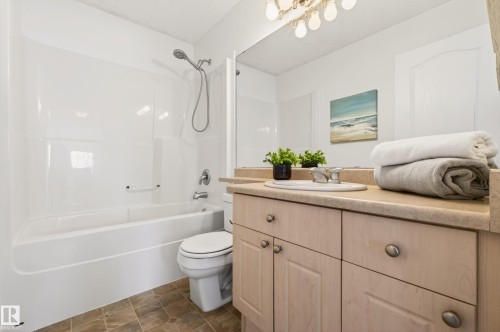 19019 49 Avenue, Edmonton, AB - Indoor Photo Showing Bathroom