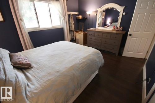 8607 35A Avenue, Edmonton, AB - Indoor Photo Showing Bedroom