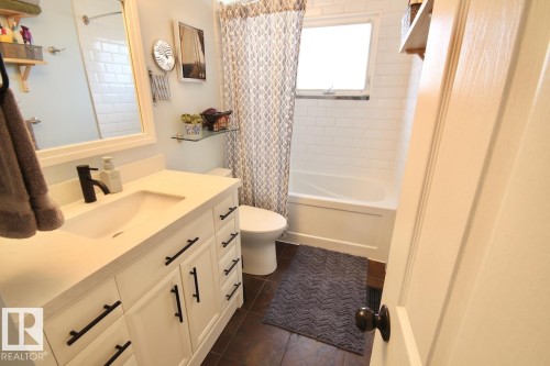 8607 35A Avenue, Edmonton, AB - Indoor Photo Showing Bathroom