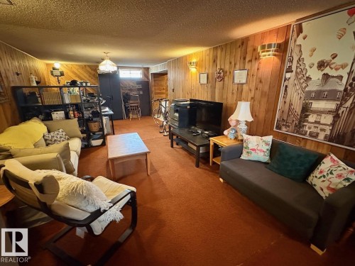 8607 35A Avenue, Edmonton, AB - Indoor Photo Showing Living Room