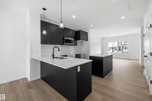 276 Chappelle Drive, Edmonton, AB - Indoor Photo Showing Kitchen With Double Sink With Upgraded Kitchen
