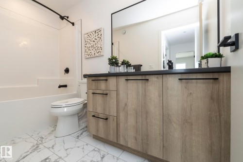 4541 Knight Wynd, Edmonton, AB - Indoor Photo Showing Bathroom