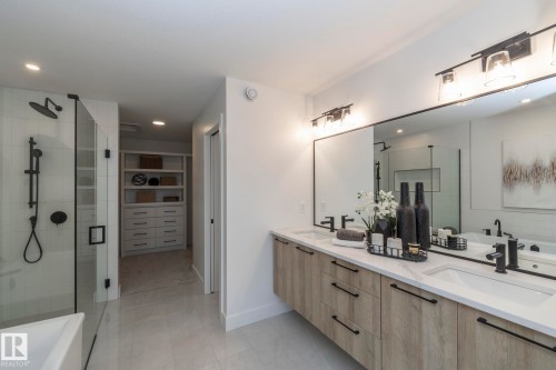 4541 Knight Wynd, Edmonton, AB - Indoor Photo Showing Bathroom