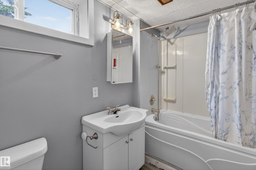 47 Duke Drive, Lamont, AB - Indoor Photo Showing Bathroom