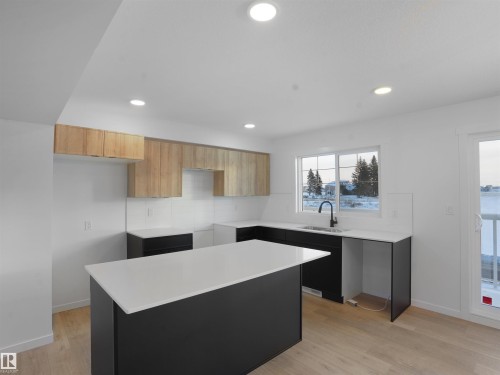11 1430 Aster Way, Edmonton, AB - Indoor Photo Showing Kitchen