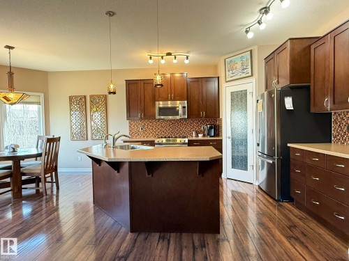 43 Selkirk Place, Leduc, AB - Indoor Photo Showing Kitchen With Upgraded Kitchen