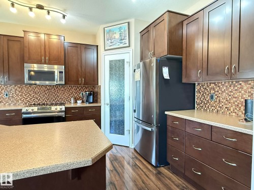 43 Selkirk Place, Leduc, AB - Indoor Photo Showing Kitchen With Upgraded Kitchen