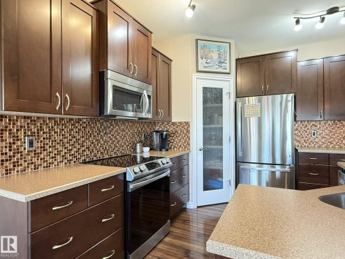43 Selkirk Place, Leduc, AB - Indoor Photo Showing Kitchen With Upgraded Kitchen