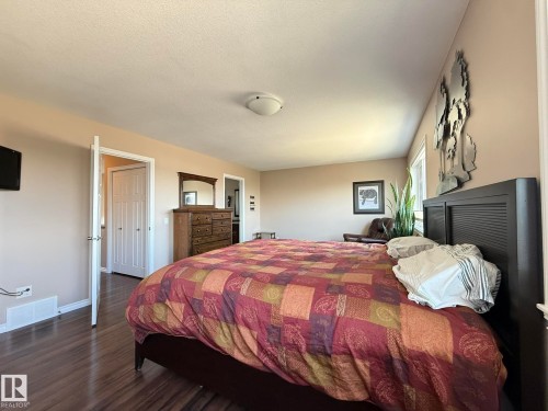 43 Selkirk Place, Leduc, AB - Indoor Photo Showing Bedroom