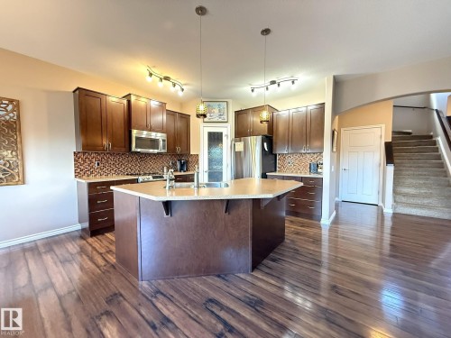 43 Selkirk Place, Leduc, AB - Indoor Photo Showing Kitchen With Upgraded Kitchen
