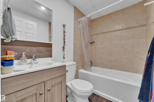 2004 32 Street, Edmonton, AB - Indoor Photo Showing Bathroom