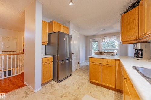 128 215 Blackburn East Drive, Edmonton, AB - Indoor Photo Showing Kitchen