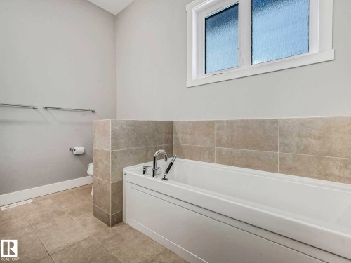 7515 173 Avenue, Edmonton, AB - Indoor Photo Showing Bathroom