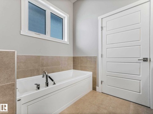 7515 173 Avenue, Edmonton, AB - Indoor Photo Showing Bathroom
