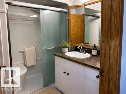 241 Oeming Road, Edmonton, AB - Indoor Photo Showing Bathroom