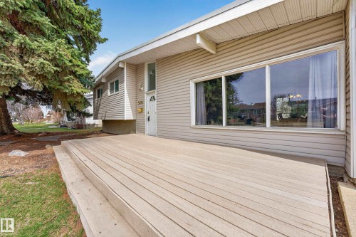 Expansive front deck with wide plank flooring - 5304 90A Avenue, Edmonton, AB 