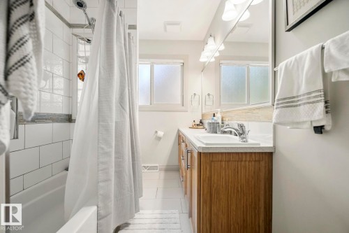 Main floor bathroom - 10649 67 Avenue, Edmonton, AB - Indoor Photo Showing Bathroom