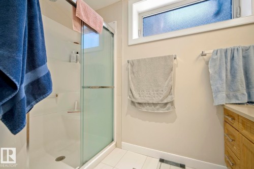 10649 67 Avenue, Edmonton, AB - Indoor Photo Showing Bathroom
