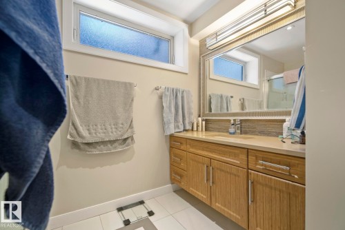10649 67 Avenue, Edmonton, AB - Indoor Photo Showing Bathroom