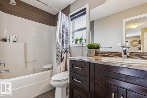 12513 120 Avenue, Edmonton, AB - Indoor Photo Showing Bathroom