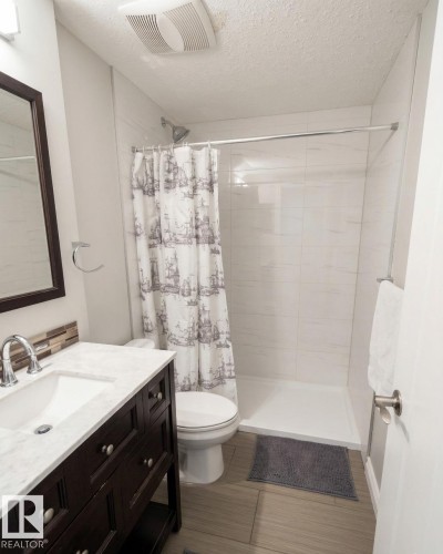 12513 120 Avenue, Edmonton, AB - Indoor Photo Showing Bathroom