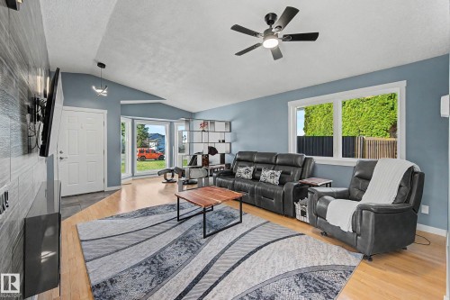 4109 44 Avenue, Stony Plain, AB - Indoor Photo Showing Living Room