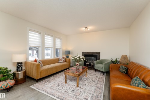 9538 Simpson Court, Edmonton, AB - Indoor Photo Showing Living Room