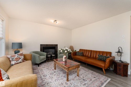 9538 Simpson Court, Edmonton, AB - Indoor Photo Showing Living Room