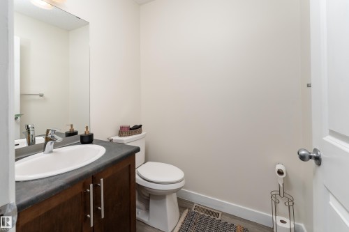9538 Simpson Court, Edmonton, AB - Indoor Photo Showing Bathroom