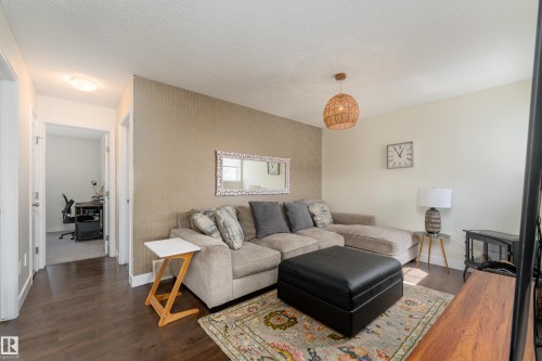 9538 Simpson Court, Edmonton, AB - Indoor Photo Showing Living Room