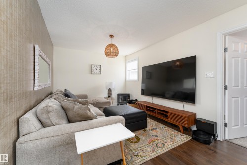 9538 Simpson Court, Edmonton, AB - Indoor Photo Showing Living Room