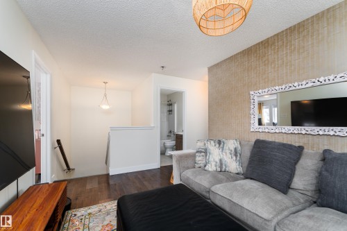 9538 Simpson Court, Edmonton, AB - Indoor Photo Showing Living Room