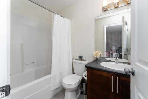 9538 Simpson Court, Edmonton, AB - Indoor Photo Showing Bathroom