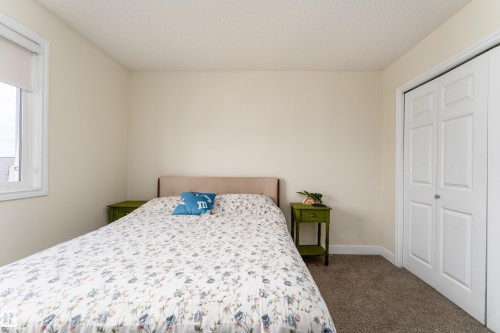 9538 Simpson Court, Edmonton, AB - Indoor Photo Showing Bedroom