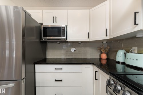 9538 Simpson Court, Edmonton, AB - Indoor Photo Showing Kitchen