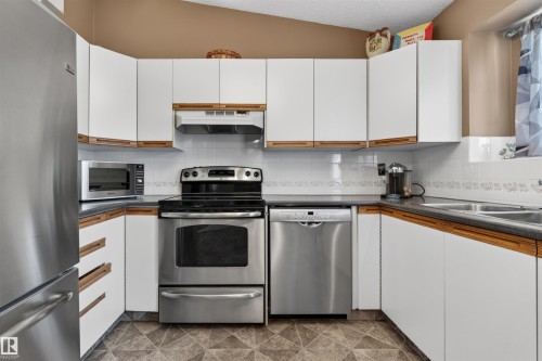 9347 175 Avenue, Edmonton, AB - Indoor Photo Showing Kitchen