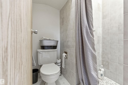 9347 175 Avenue, Edmonton, AB - Indoor Photo Showing Bathroom