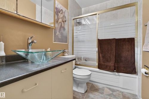 9347 175 Avenue, Edmonton, AB - Indoor Photo Showing Bathroom