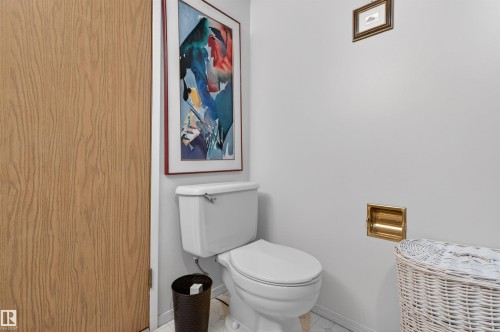 9347 175 Avenue, Edmonton, AB - Indoor Photo Showing Bathroom
