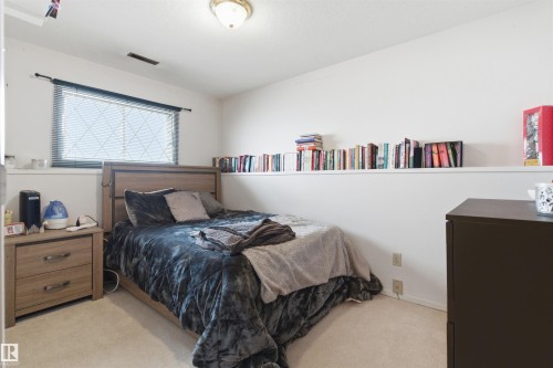 9347 175 Avenue, Edmonton, AB - Indoor Photo Showing Bedroom