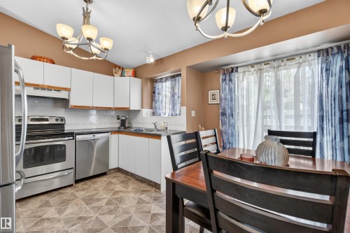9347 175 Avenue, Edmonton, AB - Indoor Photo Showing Kitchen