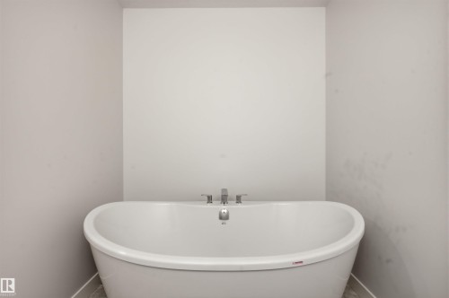 3048 Dixon Landing Landing, Edmonton, AB - Indoor Photo Showing Bathroom