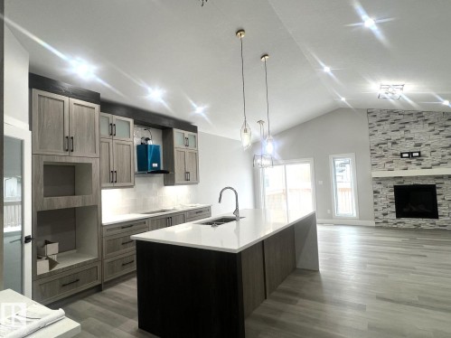 261 Meadowview Drive, Fort Saskatchewan, AB - Indoor Photo Showing Kitchen With Upgraded Kitchen