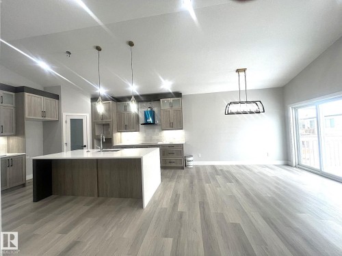 261 Meadowview Drive, Fort Saskatchewan, AB - Indoor Photo Showing Kitchen With Upgraded Kitchen