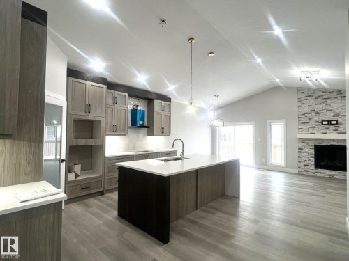 261 Meadowview Drive, Fort Saskatchewan, AB - Indoor Photo Showing Kitchen With Upgraded Kitchen