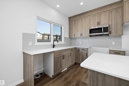 5458 Hawthorn Run, Edmonton, AB - Indoor Photo Showing Kitchen