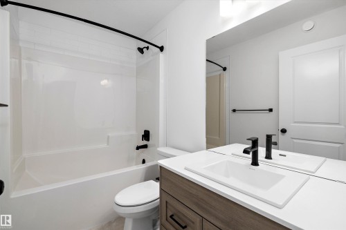 5458 Hawthorn Run, Edmonton, AB - Indoor Photo Showing Bathroom