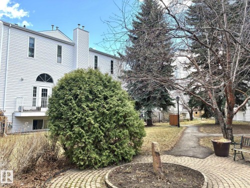 Attractive courtyard in middle of complex. - 1248 48 Street, Edmonton, AB - Outdoor
