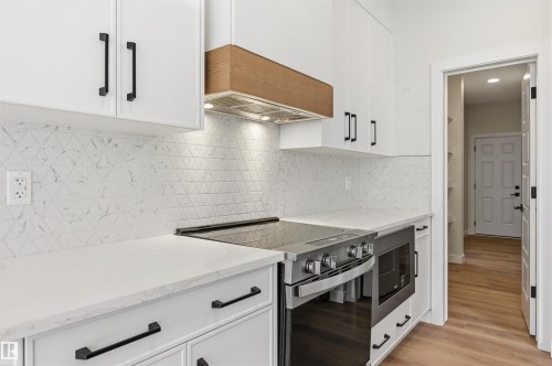3218 Dixon Way, Edmonton, AB - Indoor Photo Showing Kitchen
